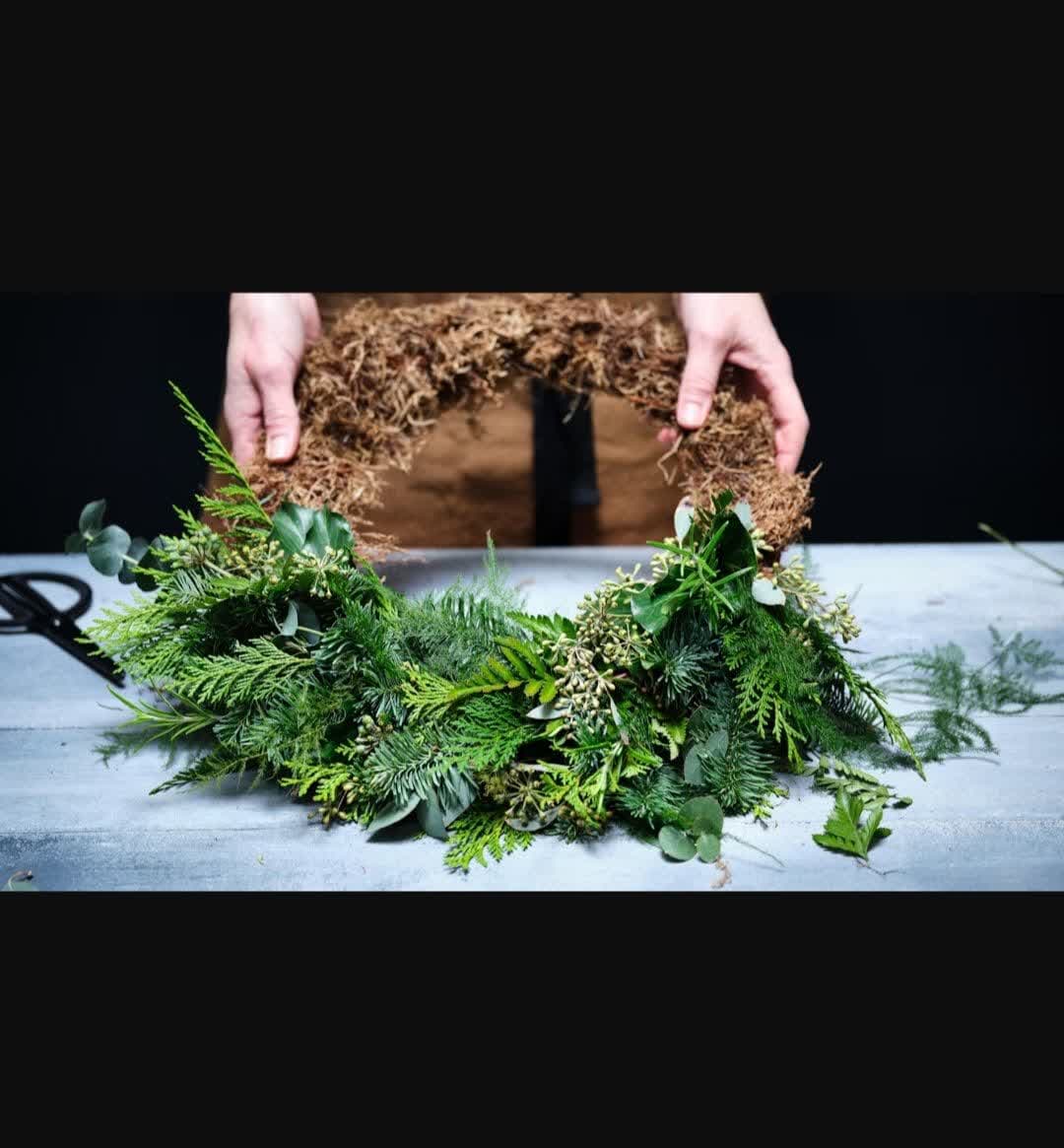 چگونه یک تاج گل کریسمس درست کنیم